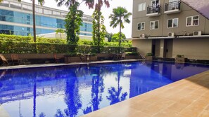Outdoor pool - Relaxing And Comfy Studio Sunter Park View Apartment (Jakarta)