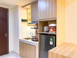 Estudio | Cocina privada | Refrigerador, parrilla de estufa, arrocera y comedor