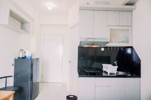 Basic-Studio | Eigene Küche | Kühlschrank, Herdplatte, Reiskocher