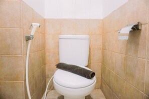 Basic-Studio | Badezimmer | Dusche, kostenlose Toilettenartikel, Handtücher, Seife