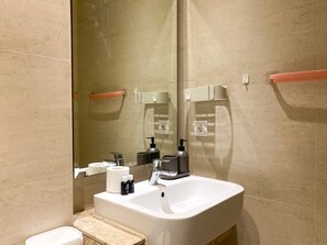 開放式客房 | 浴室 | 淋浴設備、免費盥洗用品、毛巾、肥皂