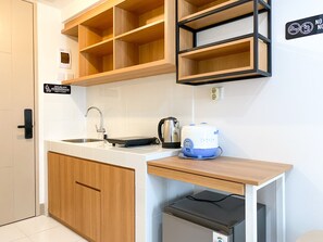 Studio | Private kitchen | Mini-fridge, stovetop, rice cooker, dining tables - Homey And Restful Studio Room Tokyo Riverside Pik 2 Apartment (Teluknaga)