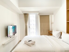 Studio | Desk, free WiFi - Homey And Restful Studio Room Tokyo Riverside Pik 2 Apartment (Teluknaga)