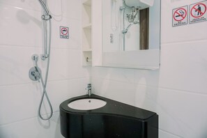 Monolocale | Bagno | Doccia, set di cortesia gratuito, asciugamani, sapone