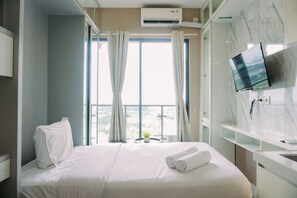 Studio | Desk, free WiFi - Best Deal And Strategic Studio Sky House Bsd Apartment (Pagedangan)