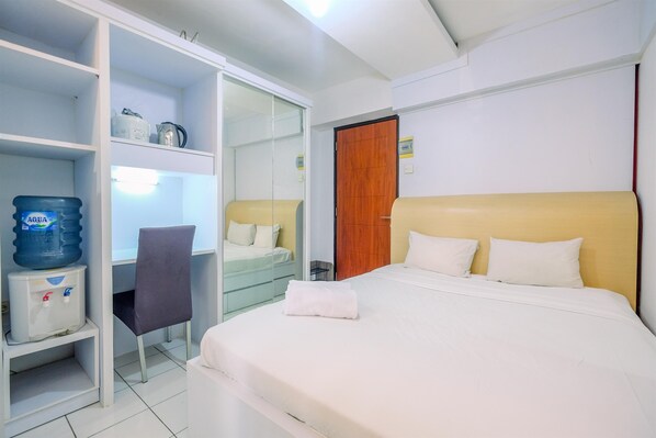 Desk, free WiFi - Good And Homey Studio At Kebagusan City Apartment (Jakarta)