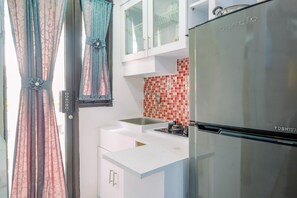 Studio | Private kitchen | Fridge, stovetop, rice cooker - Good And Homey Studio At Kebagusan City Apartment (Jakarta)