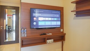 Studio | Bàn, truy cập Internet không dây miễn phí 