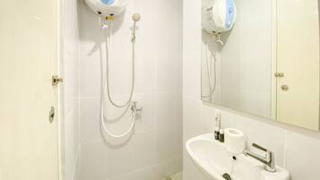 Studio | Badkamer | Een douche, gratis toiletartikelen, handdoeken, zeep