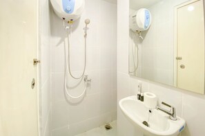 Studio | Bathroom | Shower, free toiletries, towels, soap - Good And Homey Studio At Tokyo Riverside Pik 2 Apartment (Teluknaga)