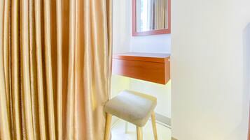 Studio | Een bureau, gratis wifi