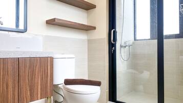 Apartemen | Kamar mandi | Shower dan handuk
