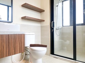 Apartment | Badezimmer | Dusche, Handtücher