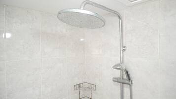 Studio | Kamar mandi | Shower dan handuk