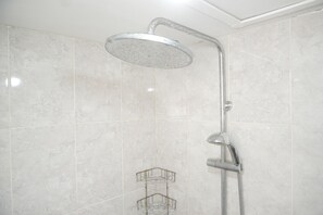開放式客房 | 浴室 | 淋浴設備、毛巾