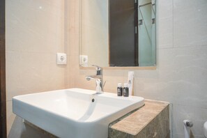 Studio | Bathroom | Shower, towels