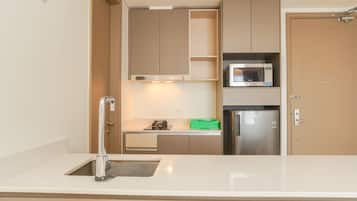 Apartemen | Dapur pribadi | Lemari es, microwave, kompor, dan penanak nasi
