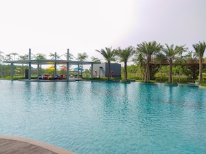 Outdoor pool - Modern Look And Nice 2Br Gold Coast Apartment Near Pik (Jakarta)