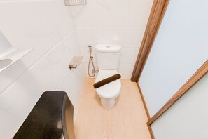Studio | Bathroom | Shower, free toiletries, towels, soap - Good Choice Studio At Sky House Bsd Apartment (Pagedangan)