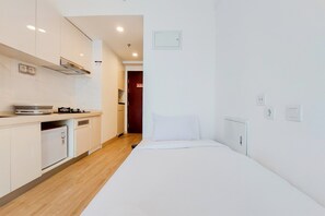 Studio | Desk, free WiFi - Good Choice Studio At Sky House Bsd Apartment (Pagedangan)