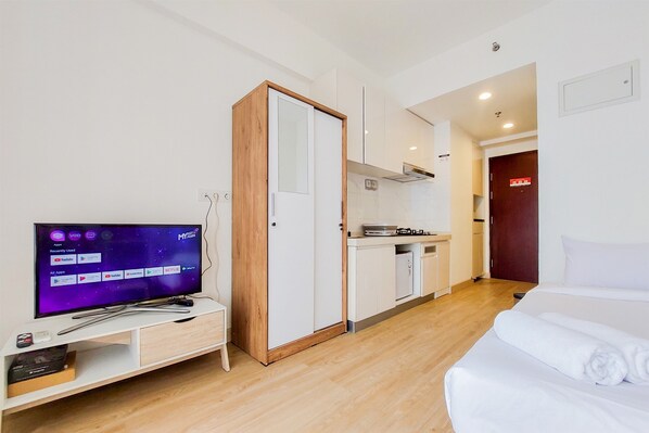 Studio | Desk, free WiFi - Good Choice Studio At Sky House Bsd Apartment (Pagedangan)