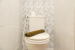 Studio | Bathroom | Shower, free toiletries, towels, soap