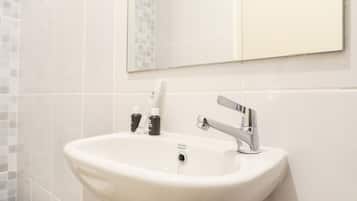 Studio | Bathroom | Shower, free toiletries, towels, soap