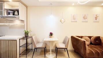 Apartment | Essbereich im Zimmer