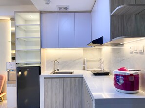 Apartment | Private kitchen - Good And Modern 2Br Daan Mogot City Apartment (Jakarta)