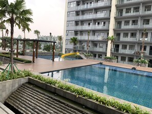 Outdoor pool - Good And Modern 2Br Daan Mogot City Apartment (Jakarta)
