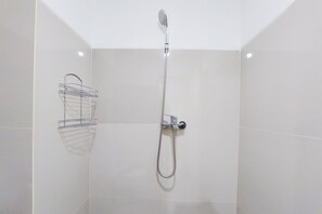 Studio | Badkamer | Een douche, gratis toiletartikelen, handdoeken, zeep