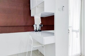 Studio | Schreibtisch, kostenloses WLAN