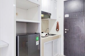 Studio | Cuisine privée | Réfrigérateur, plaque de cuisson, cuiseur de riz, tables à manger
