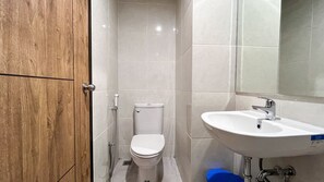 Studio | Salle de bain | Douche, articles de toilette gratuits, serviettes fournies, savon
