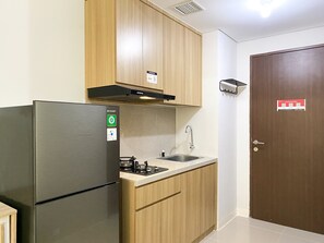 Studio | Private kitchen | Fridge, stovetop, rice cooker - Serene Designed Studio Transpark Juanda Bekasi Timur Apartment (Bekasi)
