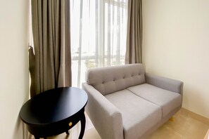 Desk, free WiFi - Modern Look Studio Room Menteng Park Apartment (Jakarta)