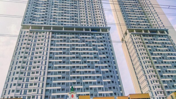 Ein Hochhaus mit mehreren Etagen, das sich durch ein modernes, gitterartiges Design auszeichnet.