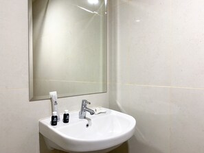 Estudio | Baño | Regadera, amenidades de baño gratuitas, toallas, jabón