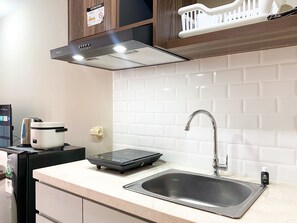 Estudio | Cocina privada | Refrigerador, parrilla de estufa y arrocera