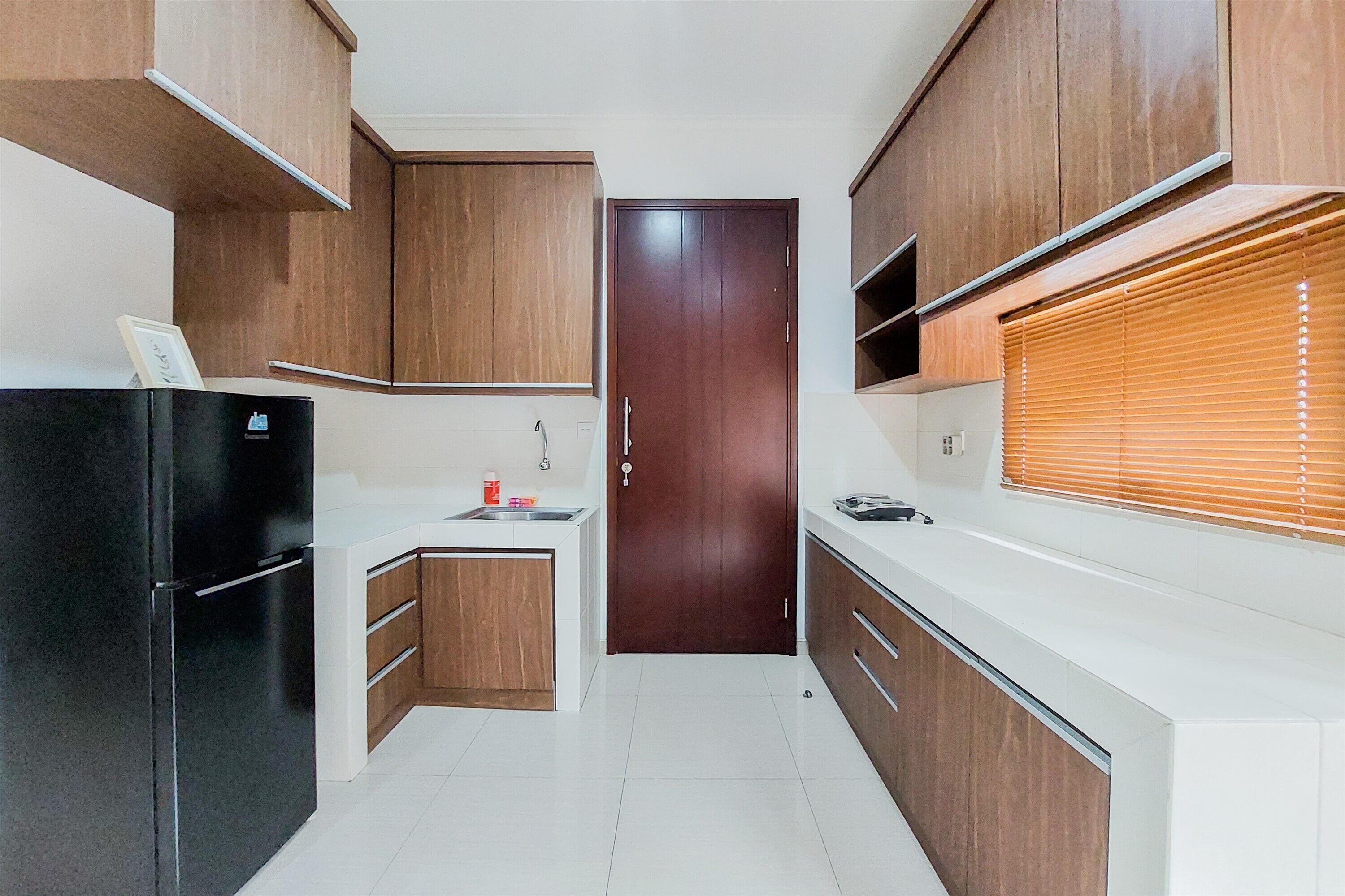 Apartamento | Cozinha privada | Geladeira, cooktop, panela elétrica de arroz, mesas de jantar