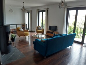 TV - Charmante Maison Provençale. Intérieur et Jardin Spacieux, Piscine Toute Récente (Pélissanne)