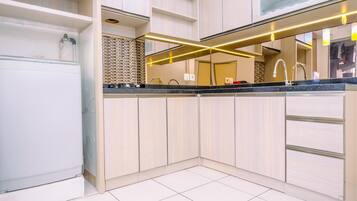 apartman | Privát konyha | Hűtőszekrény, főzőlap, rizsfőző és ebédlőasztal