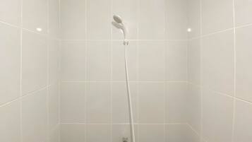 Estúdio | Banheiro | Chuveiro, produtos de toalete grátis, toalhas de banho, sabonete