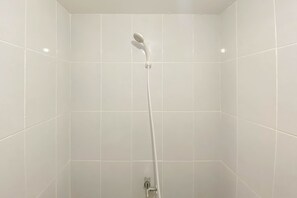 Ducha, artículos de tocador gratuitos, toallas, jabón