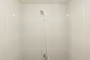 Studio | Badrum | Dusch, gratis toalettartiklar, handdukar och tvål