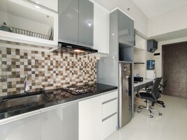 Estudio | Cocina privada | Frigorífico, placa de cocina y arrocera
