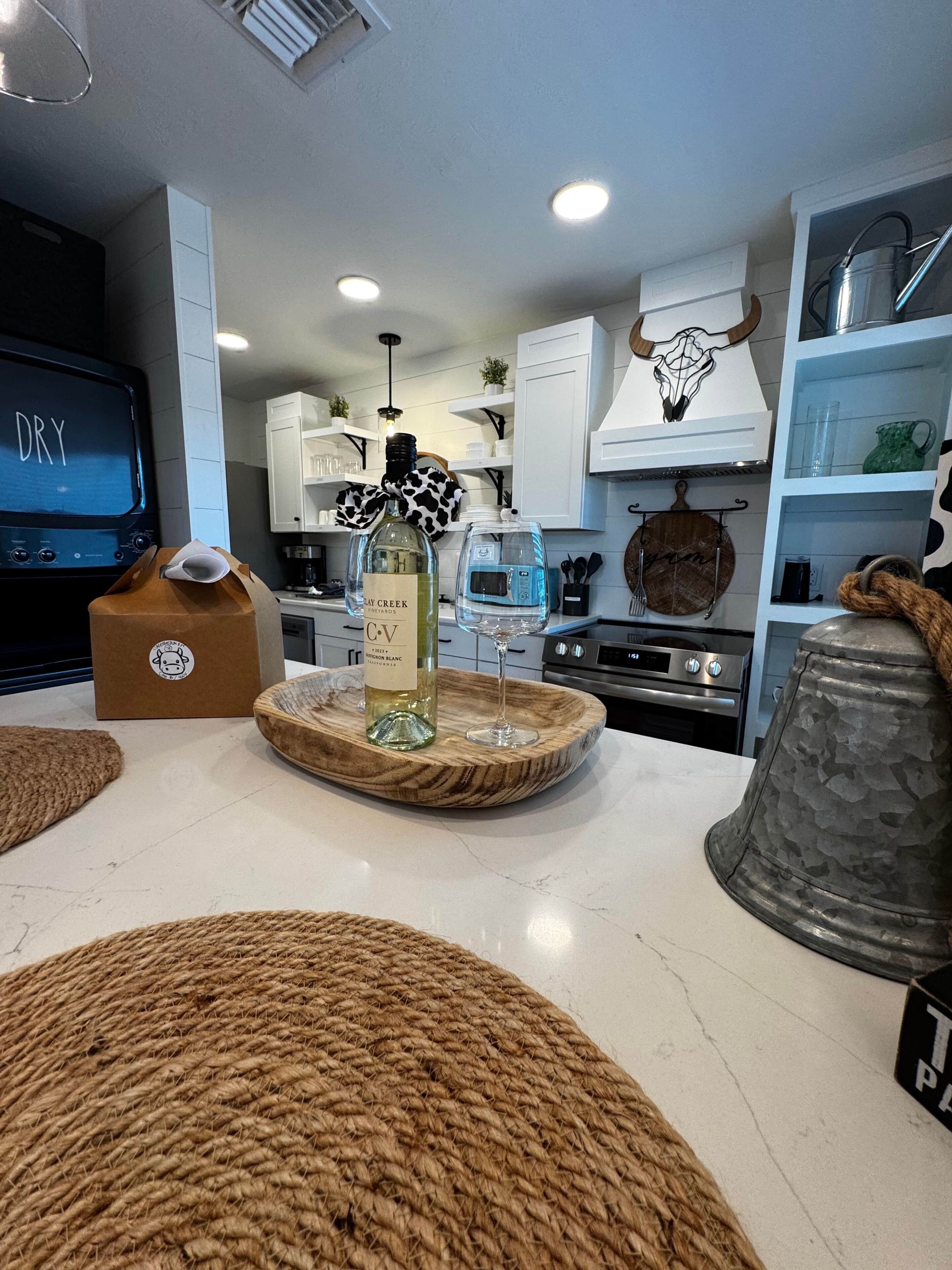 Cafetera y tetera, refrigerador, microondas y horno 