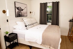 1 bedroom, in-room safe, iron/ironing board, free WiFi - Red Roan Retreat, Downtown Ft. Myers: Walk to Best Eats and Shops! (Fort Myers)