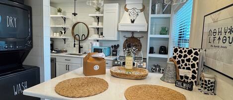 Kylskåp, mikrovågsugn, ugn och spishäll