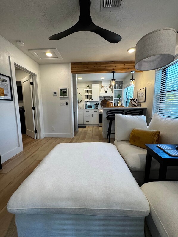 1 bedroom, in-room safe, iron/ironing board, free WiFi - Red Roan Retreat, Downtown Ft. Myers: Walk to Best Eats and Shops! (Fort Myers)